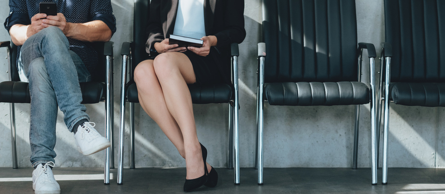 Wartende in Wartezimmer