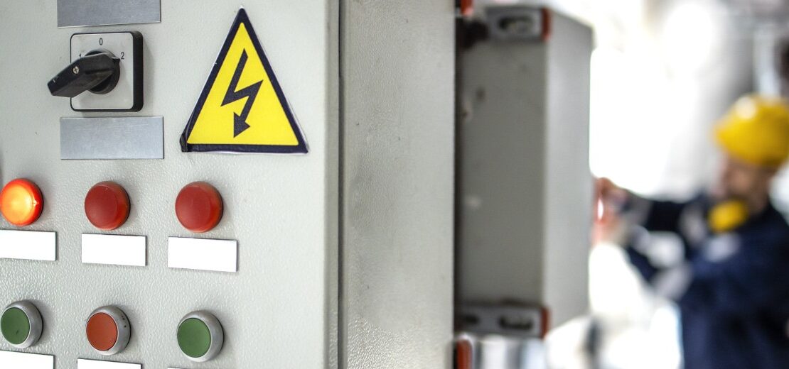 Regeln für Arbeiten in der Nähe unter Spannung stehender bzw. aktiver Teile