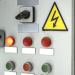 Regeln für Arbeiten in der Nähe unter Spannung stehender bzw. aktiver Teile