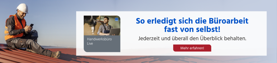 Ein Bauarbeiter in Sicherheitskleidung sitzt auf einem Dach und nutzt sein Smartphone. Daneben sind Computer- und Handybildschirme mit Handwerkersoftware sowie ein Werbetext für das digitale Handwerksbüro zu sehen.