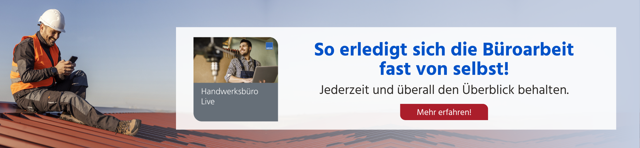 Ein Bauarbeiter in Sicherheitskleidung sitzt auf einem Dach und nutzt sein Smartphone. Daneben sind Computer- und Handybildschirme mit Handwerkersoftware sowie ein Werbetext für das digitale Handwerksbüro zu sehen.