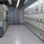 Die DIN VDE 0100-729 stellt Anforderungen an sichere Bedienungs- und Wartungsgänge.