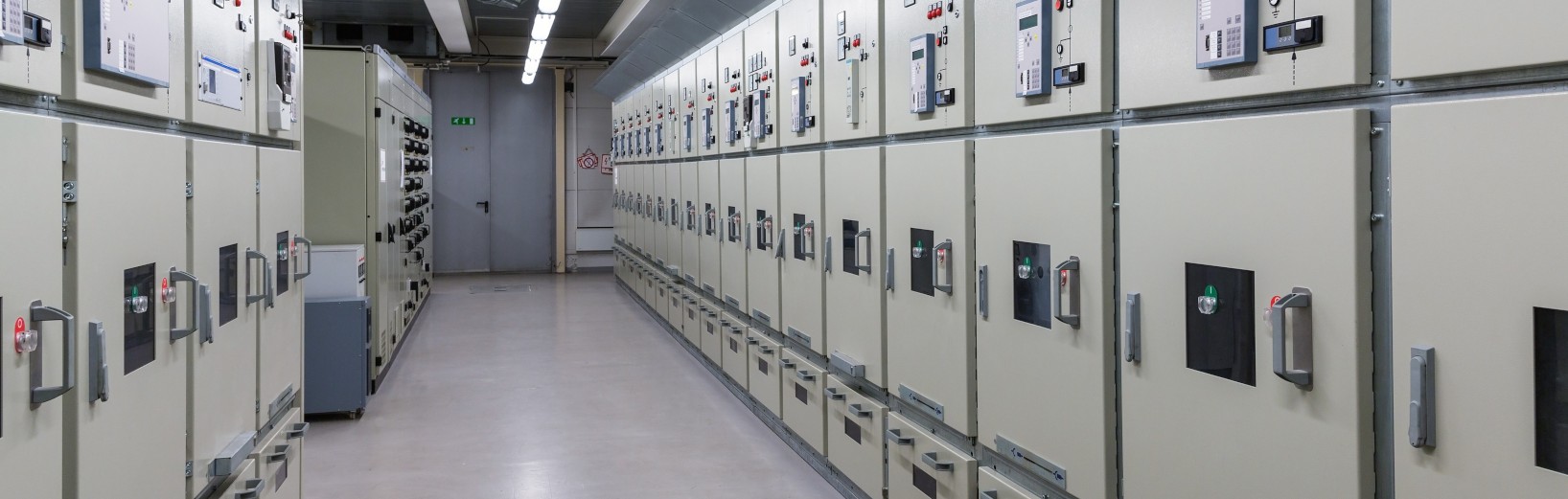 DIN VDE 0100-729: Errichten von Niederspannungsanlagen Die DIN VDE 0100-729 stellt Anforderungen an sichere Bedienungs- und Wartungsgänge.