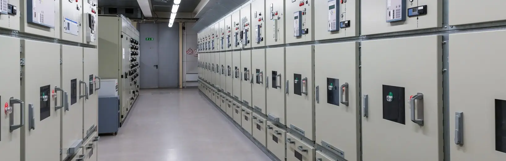 Die DIN VDE 0100-729 stellt Anforderungen an sichere Bedienungs- und Wartungsgänge.