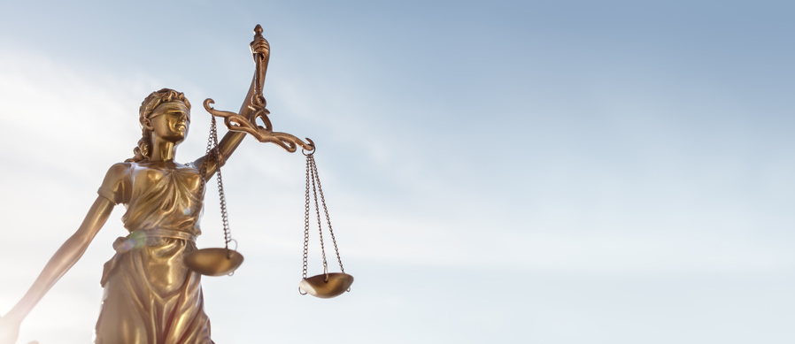 Kommunen gestalten den Tag des Grundgesetzes Justitia vor Himmel