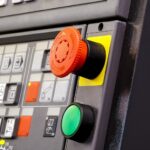 Die DIN VDE 0100-460 legt die Anforderungen an das Trennen und Schalten in Niederspannungsanlagen fest.