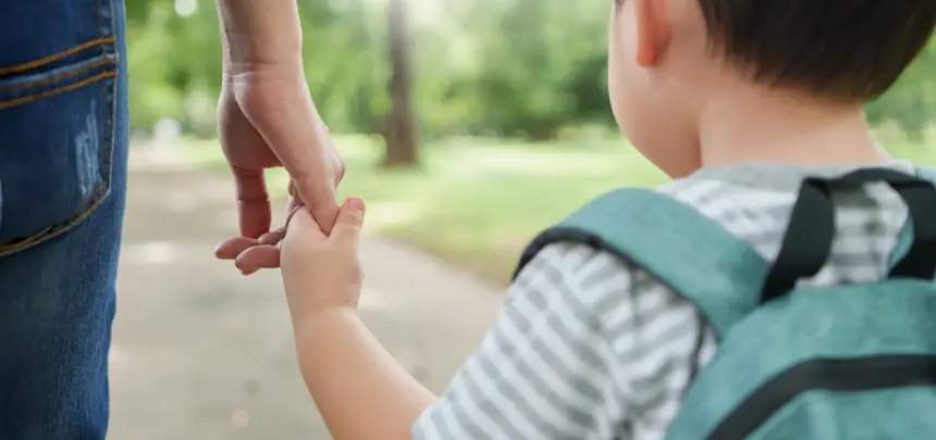 Kindergesundheit durch Prävention in Kitas Kind und Mutter auf dem Schulweg, Nahaufnahme Hände