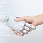 Handschlag Roboter und Mensch