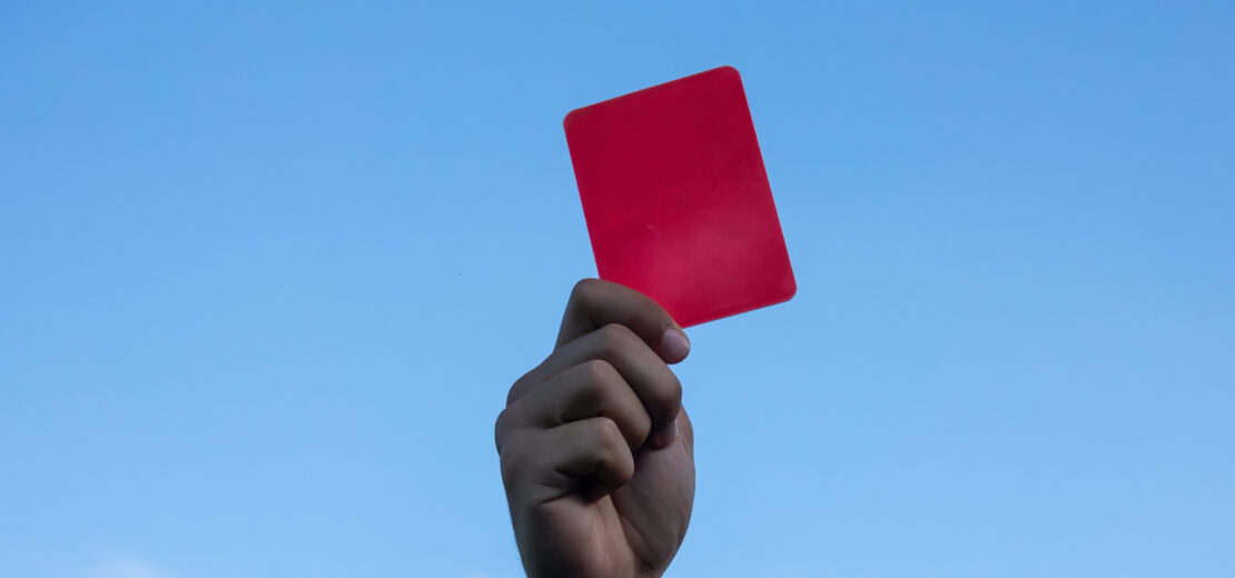 People of color-Hand zeigt rote Karte