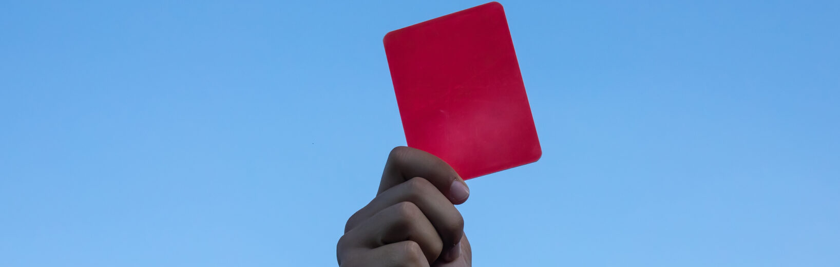 People of color-Hand zeigt rote Karte