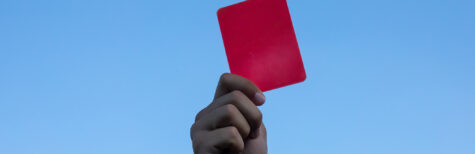 People of color-Hand zeigt rote Karte