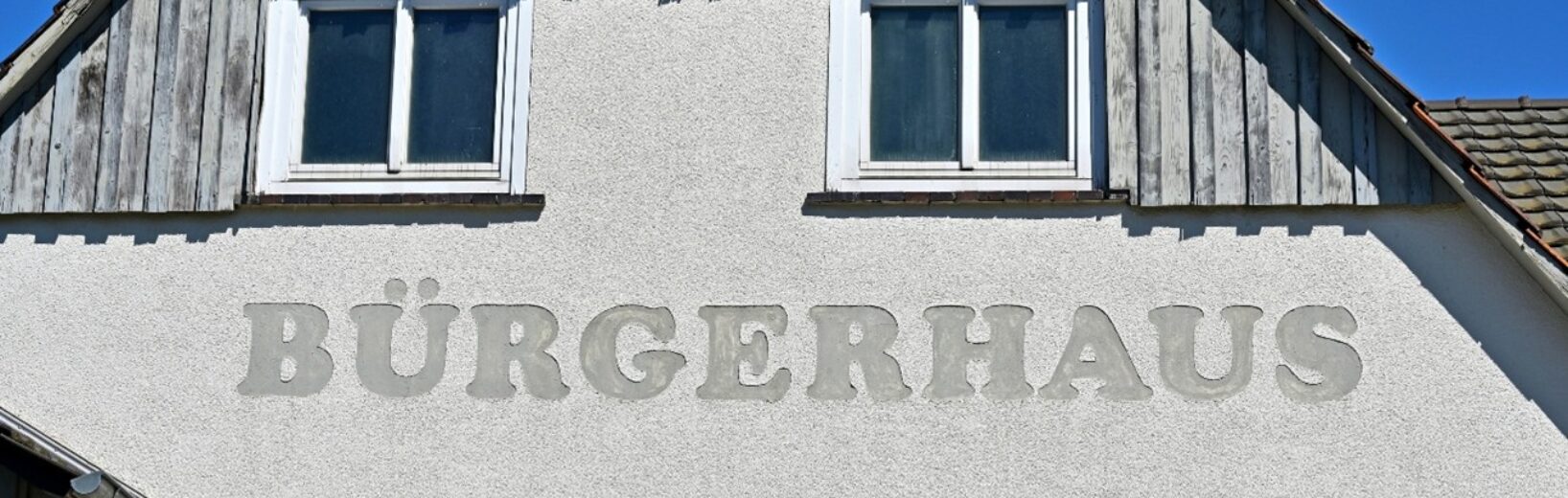 Müssen die Gemeinden Nazis und anderen Extremisten ihre Bürgerhäuser überlassen?