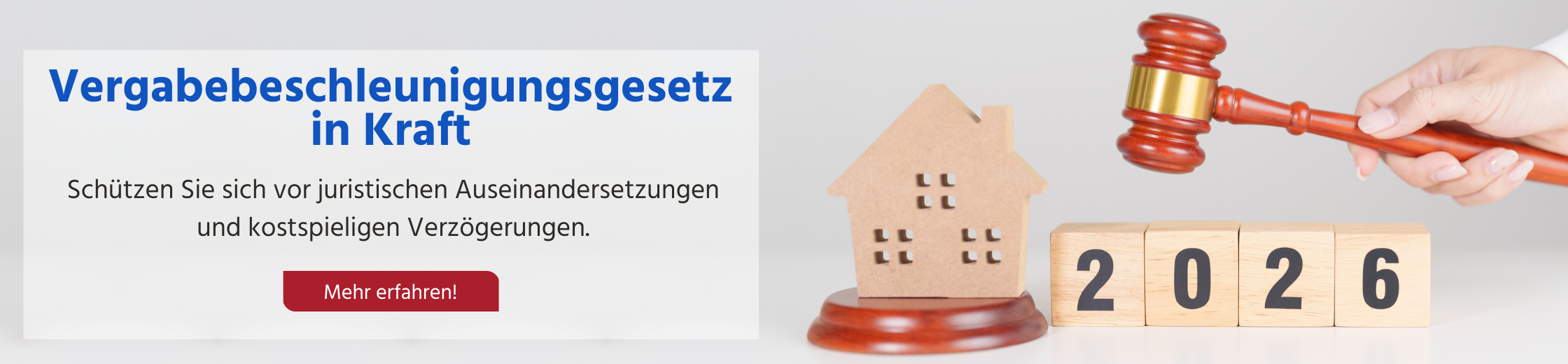 Banner zum Vergabebeschleunigungsgesetz 2026: Links steht der Hinweis „Vergabebeschleunigungsgesetz in Kraft“ mit dem Text „Schützen Sie sich vor juristischen Auseinandersetzungen und kostspieligen Verzögerungen“ sowie dem Button „Mehr erfahren!“. Rechts sind ein Richterhammer, ein Hausmodell und Holzwürfel mit der Jahreszahl 2026 zu sehen.
