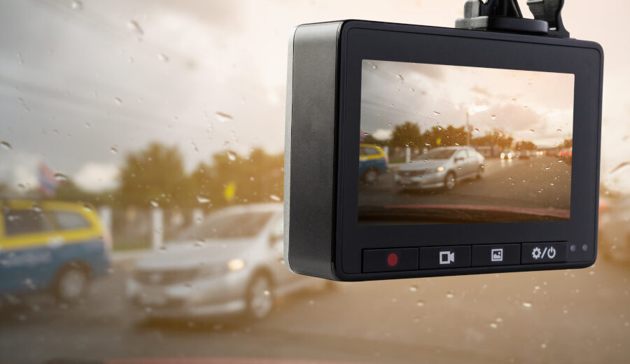 Dashcams können bei Unfällen wichtige Beweise liefern – bei Datenschutzverstößen drohen jedoch hohe DSGVO-Bußgelder.