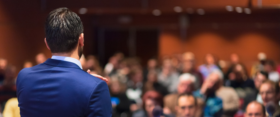 Redner spricht zu Publikum