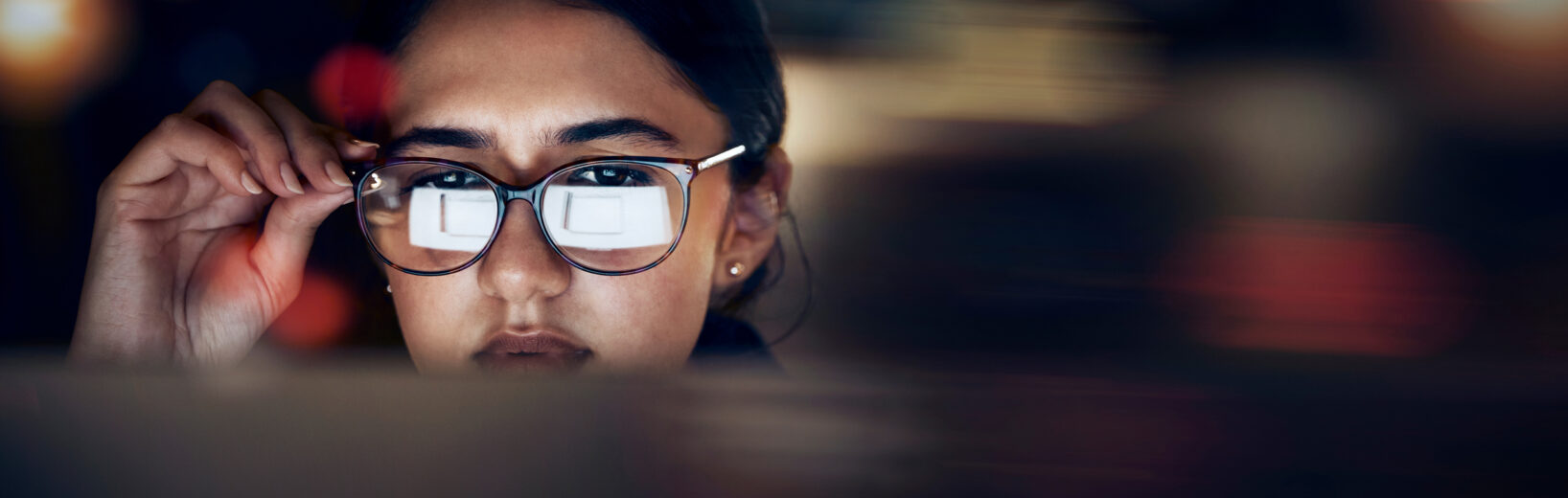 AI Act: Neue Regeln mit der Kennzeichnungspflicht ab 2. August Frau mit Brille liest Text in Computer