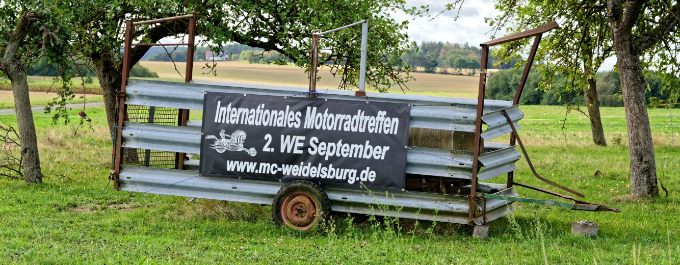 Dürfen Fahrzeuganhänger mit Werbung im Grünen abgestellt werden?